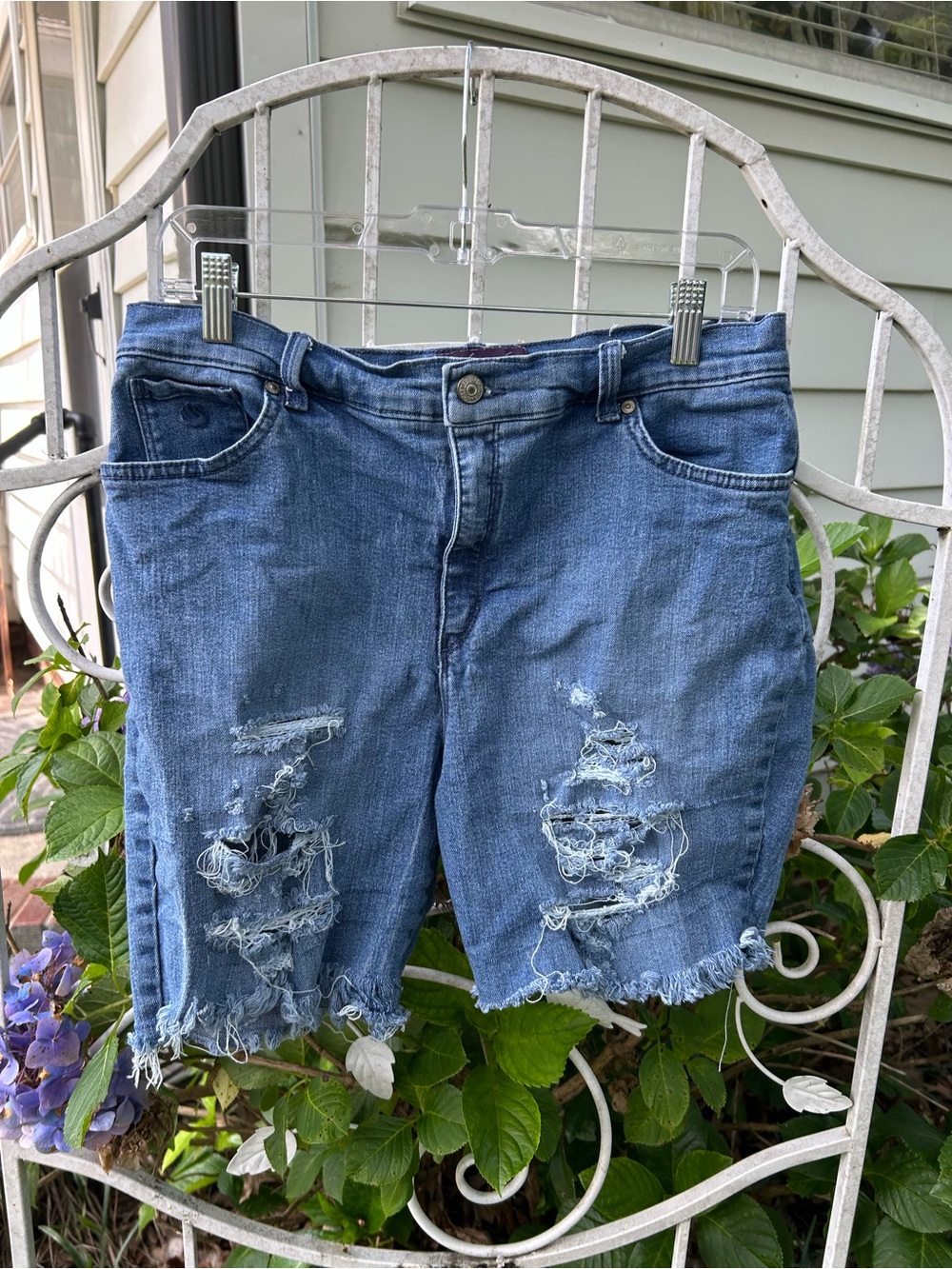GLORIA VANDERBiLT distressed denim stretch jean shorts size 16 P mid length